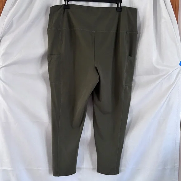 High-Waist Olive Capri Leggings with Side Pockets - Picture 2 of 5